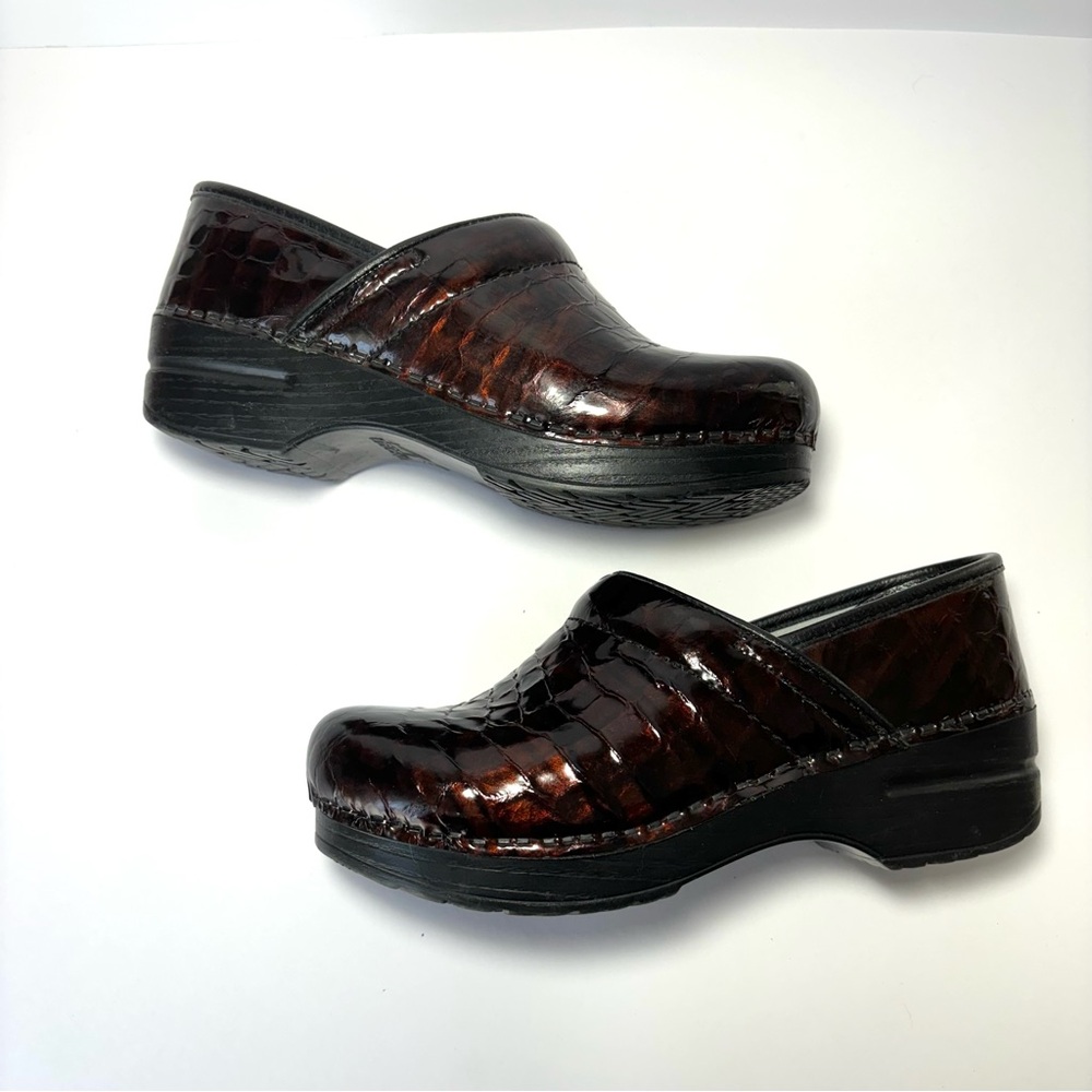 Dansko Brown Patent Leather Clogs Croc Embossed Comfort Nursing Shoes - Picture 2 of 12